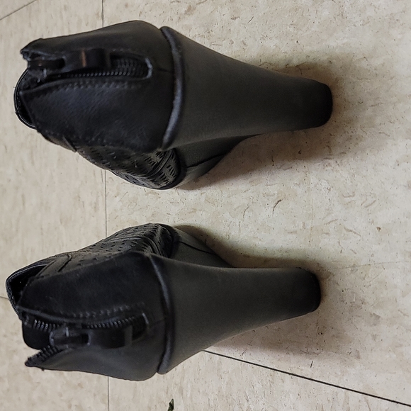 Woman dress shoe. - Picture 2 of 4